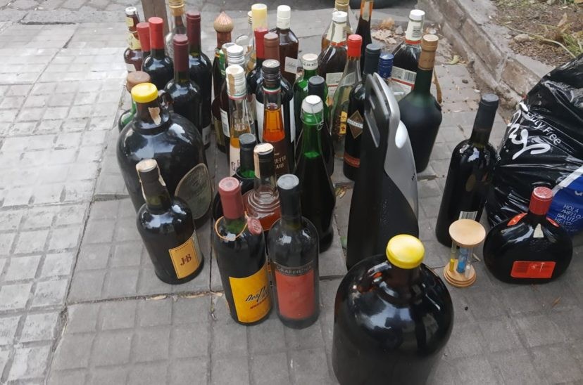 Le prohibieron el alcohol y su familia sacó a la calle decenas de botellas | Actualidad