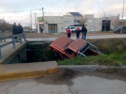 Dejó la camioneta sin cambio y cayó a un zanjón | Actualidad