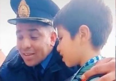 Video: Nene ciego le pidió a un policía que cantara la canción que le cantaba su abuela | Actualidad