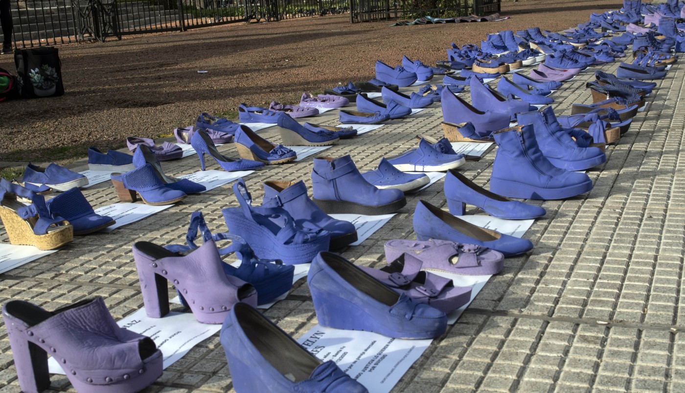 Colocan zapatos violetas frente al Congreso para visibilizar a 150 víctimas de femicidios | Actualidad