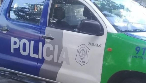 Miramar: un policía robó un celular, intentó escapar y fue detenido por los vecinos | Actualidad