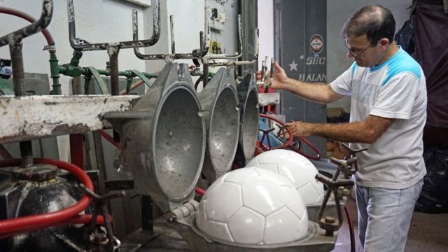 ¿Cómo se hace una pelota?: viaje a la tierra de su invención y de Mario Kempes | Córdoba