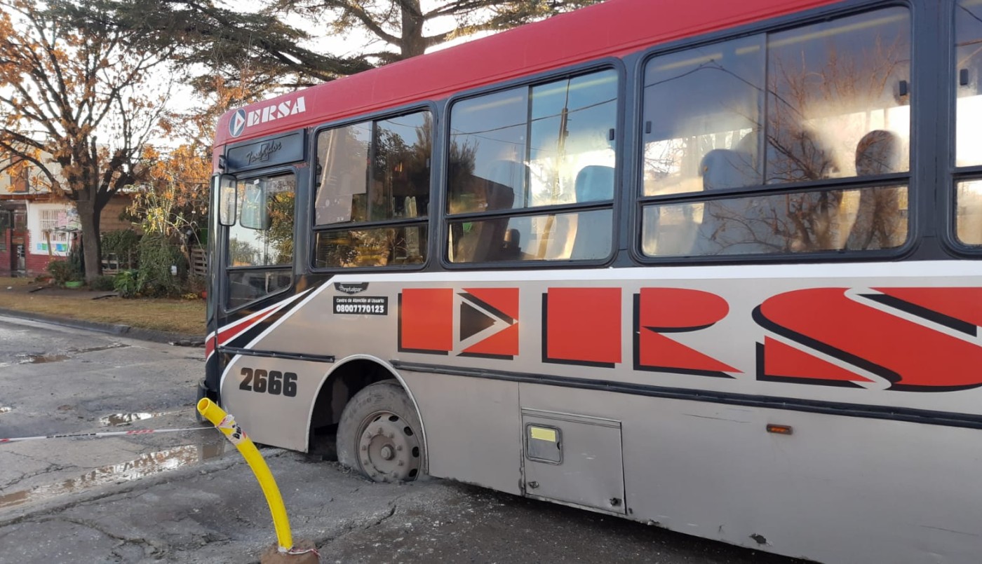 Colectivo se hundió en una zanja | Córdoba