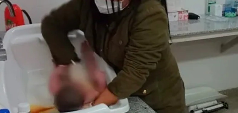 Rescataron a un recién nacido de un pozo ciego: detuvieron a su madre | Actualidad