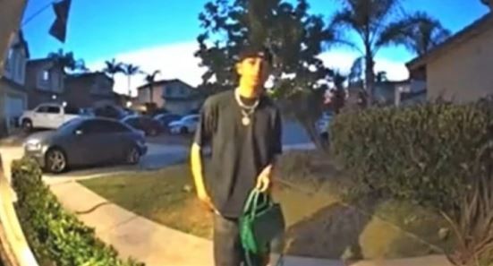 Devolvió un bolso que no era suyo y le dieron muchos dólares de recompensa | Internacionales