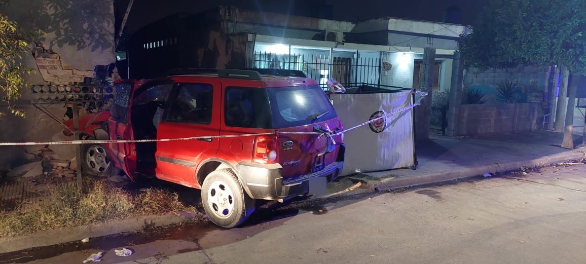 Trágico accidente: un auto chocó contra una casa y murió una mujer de 46 años | Córdoba