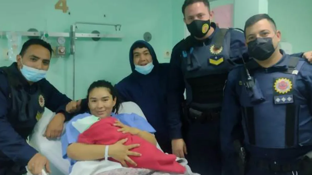 Policías “parteros” ayudaron en el alumbramiento de una joven mamá | Córdoba