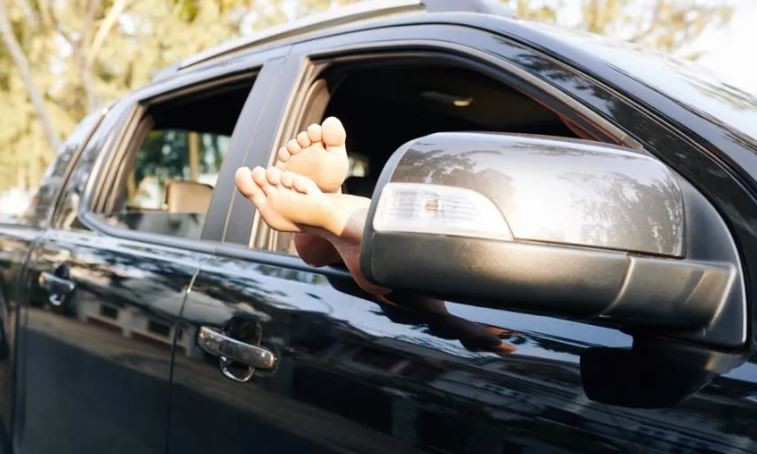 Detienen a un policía por robar un celular al conductor de un auto que se había quedado dormido | Actualidad