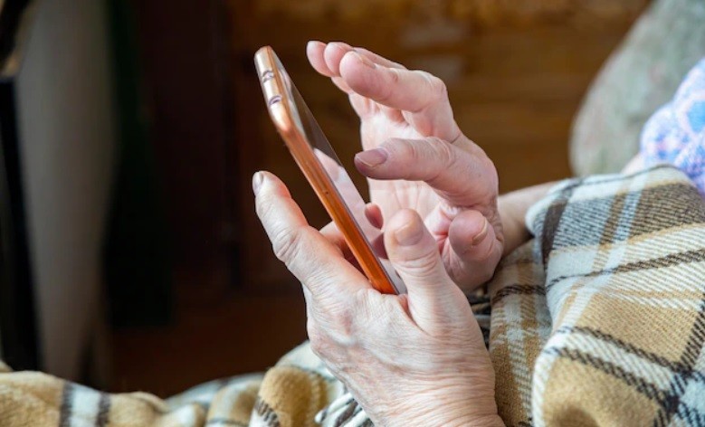 Con el "cuento de la grúa", le robaron a una mujer de 70 años en Bariloche | Actualidad