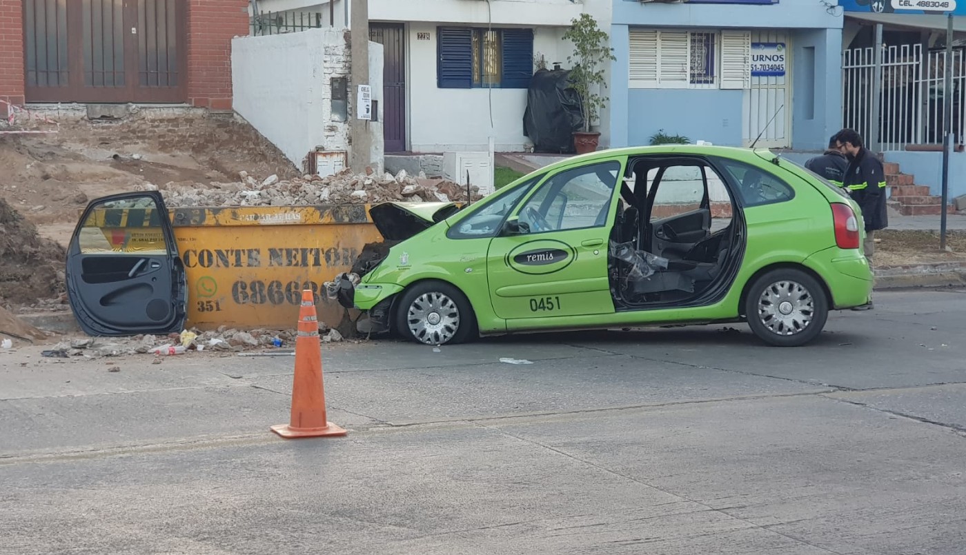 Remis se estrelló contra un contenedor | Córdoba