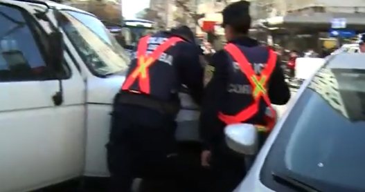 Una camioneta se quedó sin frenos y atropelló a dos personas en pleno centro | Córdoba