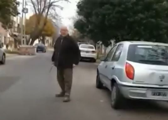 Dejó su bici para reparar y cuando fue a buscarla el bicicletero lo corrió con un cuchillo | Actualidad