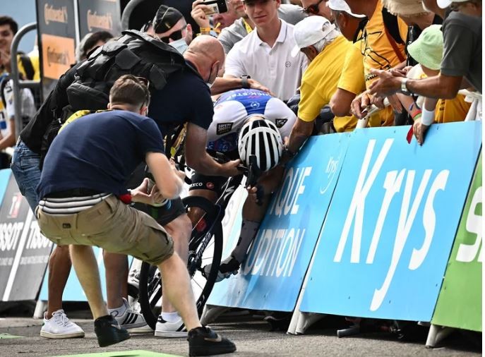 Intensa jornada en el Tour de France: un ciclista se desmayó al momento de cruzar la meta | Deportes