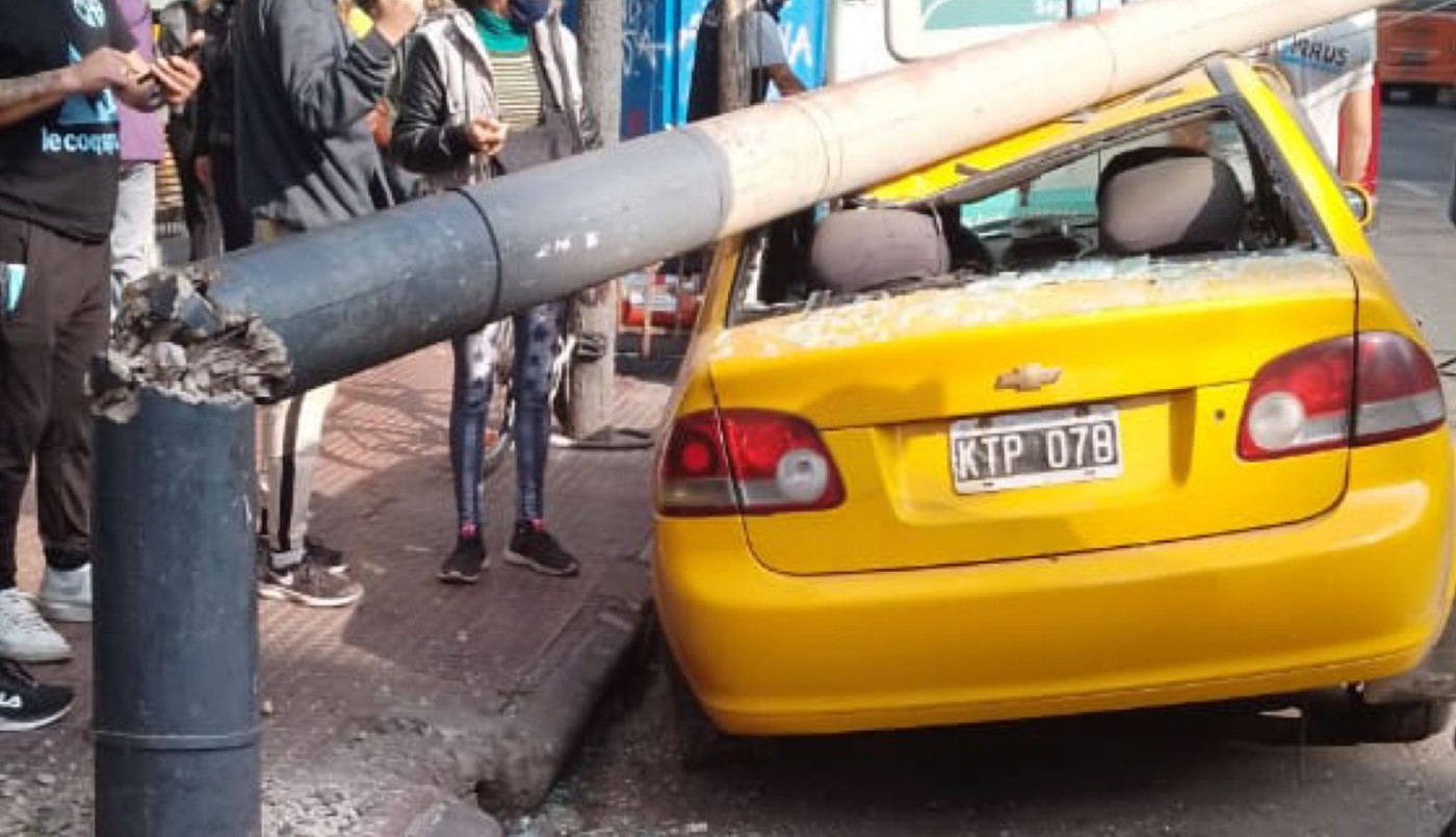 Se cayó un poste en pleno centro y aplastó un taxi | Córdoba