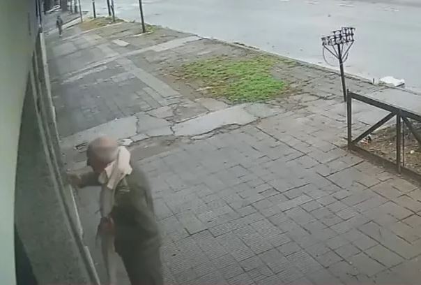 Asaltan y golpean a un jubilado para robarle sus ahorros en La Plata: "¿Me tengo que ir a un geriátrico?" | Actualidad