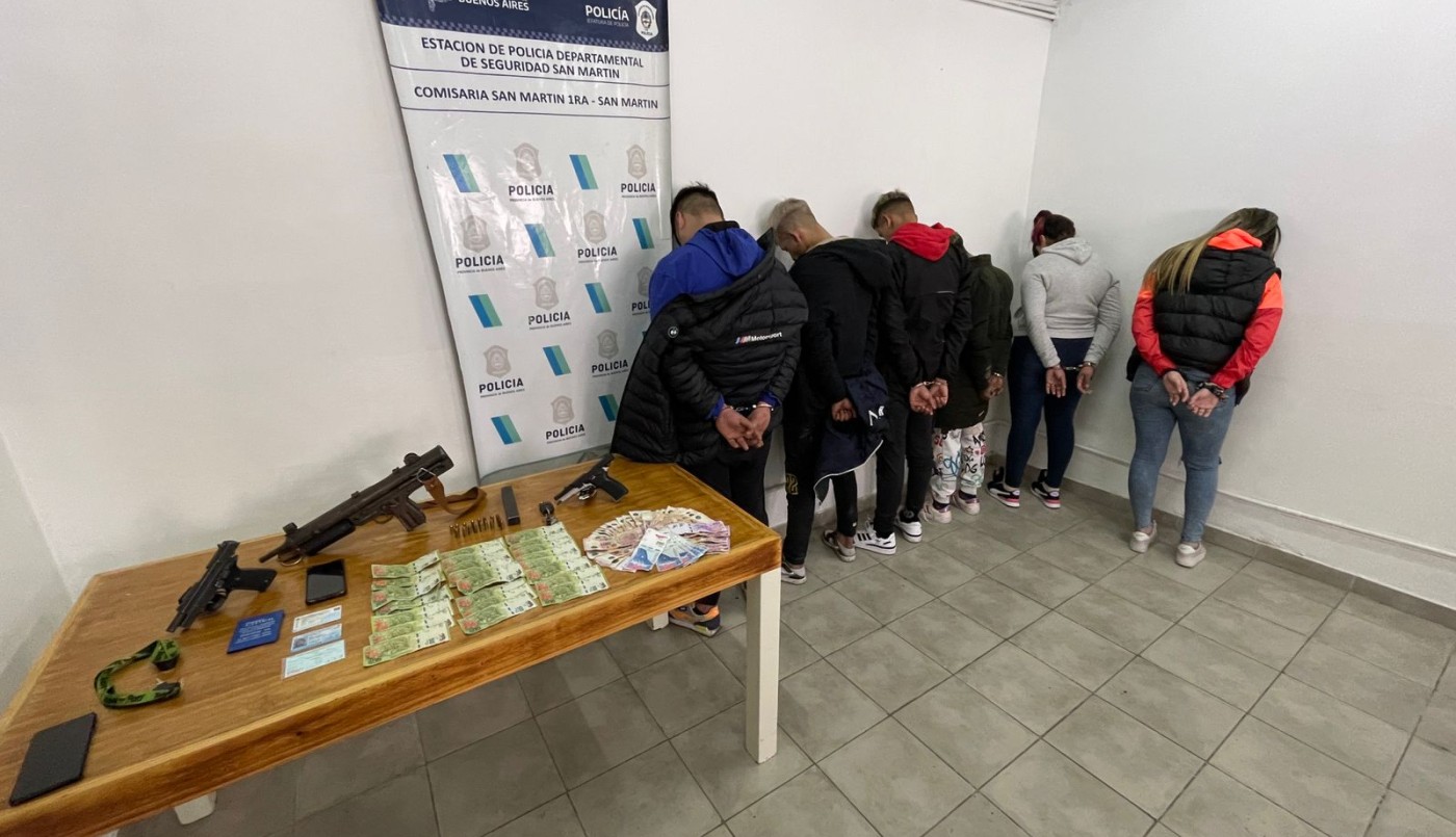 Detenidos con armas de guerra en un funeral "tumbero" en un cementerio municipal | Actualidad