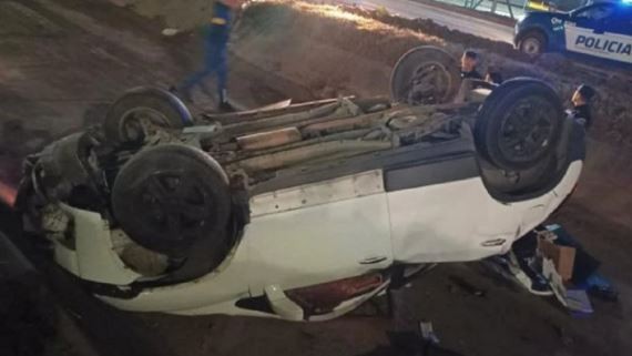 Córdoba: volcaron con el auto, esperaban una ambulancia y les robaron | Córdoba