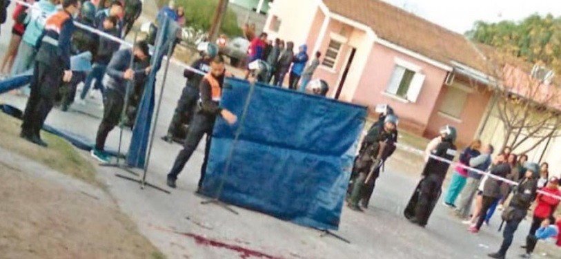 Policía discutió con varios jóvenes, le apedrearon la casa y mató a uno de un disparo en la cabeza | Actualidad