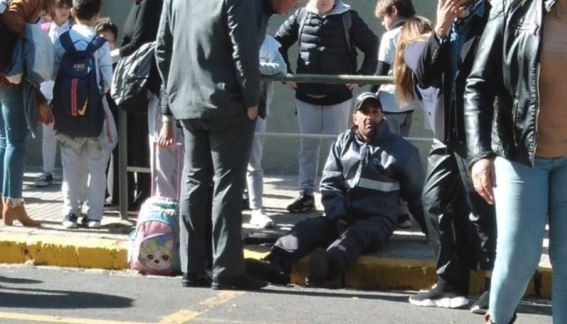 Una mujer agredió a un inspector municipal porque demoraba el tránsito: "Me pegó con el bastón" | Actualidad