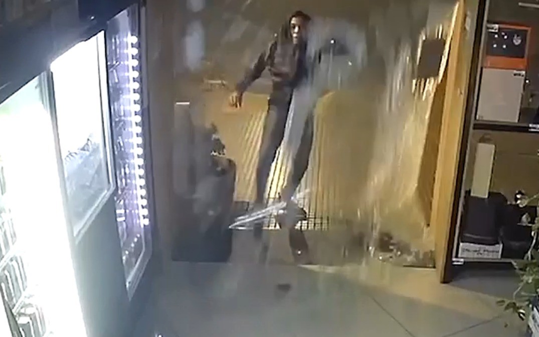 Robo en una vinería: reventaron la puerta a patadas, se llevaron un TV y hubo saqueos | Córdoba