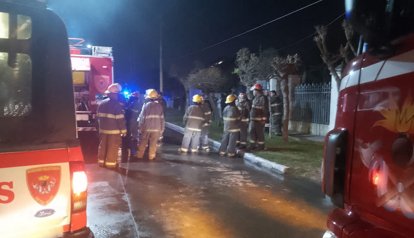 Incendio en una casa: bomberos hallaron a una mujer calcinada y maniatada en la cama | Actualidad