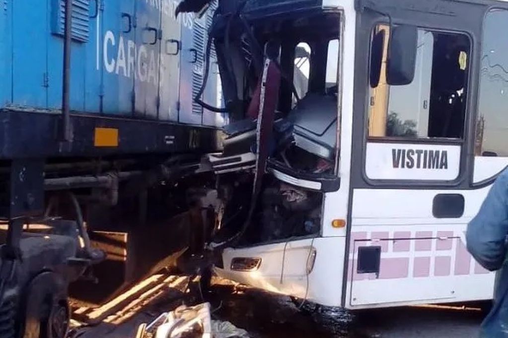Al menos 15 heridos en un choque entre un tren de carga y un ómnibus en San Juan | Actualidad