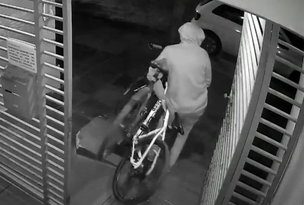 Video: ingresó a un edificio con rejas y robó dos bicicletas | Córdoba
