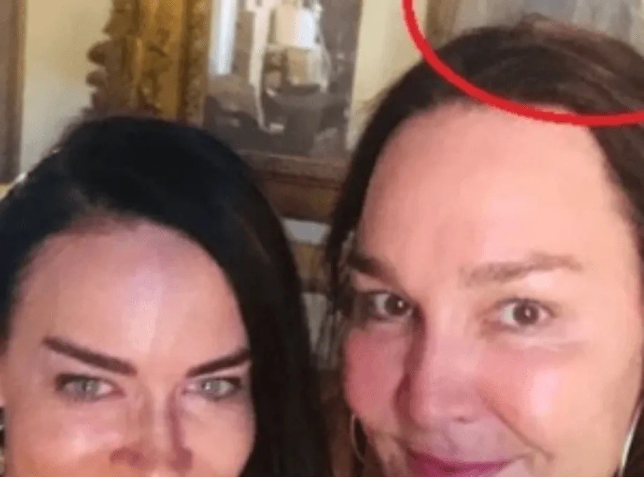 Se mudó a una casa de 800 años, se sacó una selfie y apareció algo aterrador | Curiosidades