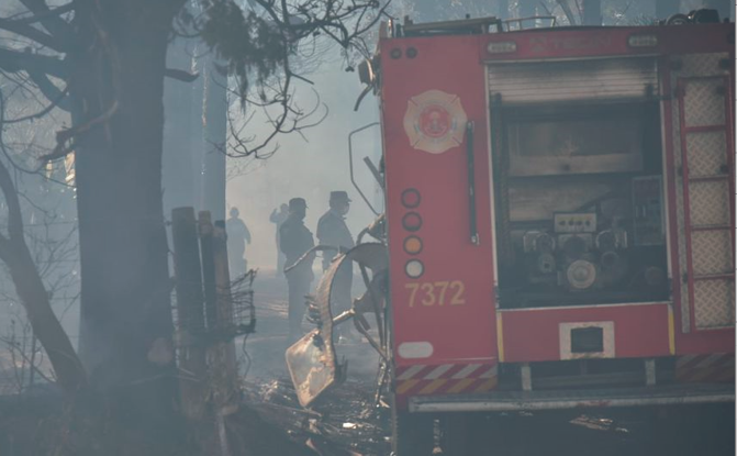 Bomberos rescataron a tres personas de un incendio, pero el fuego destruyó la autobomba | Córdoba