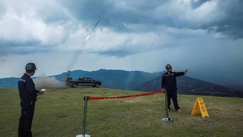 China provoca lluvia artificial en medio de la ola de calor | Internacionales