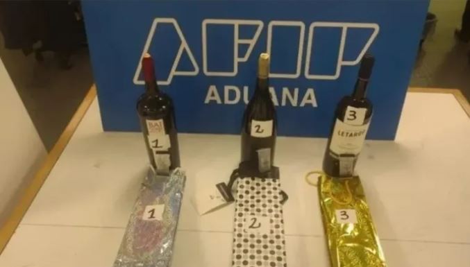 Detienen a pasajero que llegó de España con tres botellones de vino con metanfetamina líquida | Actualidad