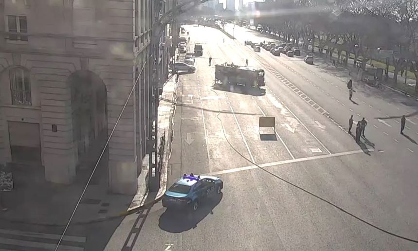 Cortaron el tránsito en Recoleta porque una retroexcavadora perforó un caño de gas | Actualidad