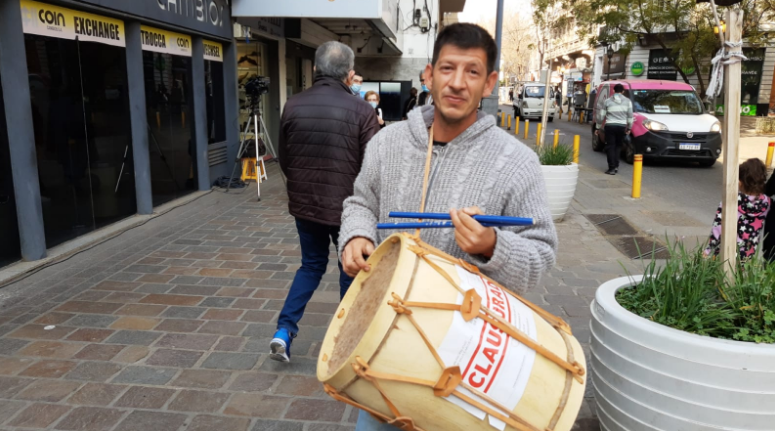 Insólita clausura en Carlos Paz: el bombo de un artista callejero | Córdoba