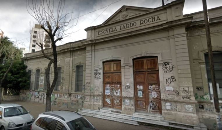 Batalla campal en la puerta de un colegio de La Plata: un estudiante resultó herido | Actualidad