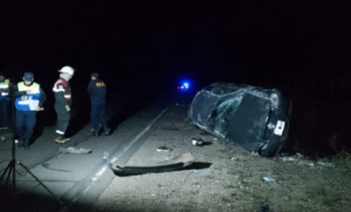 Manejaba en la ruta "cazando pokemones" y volcó: dos muertos | Actualidad