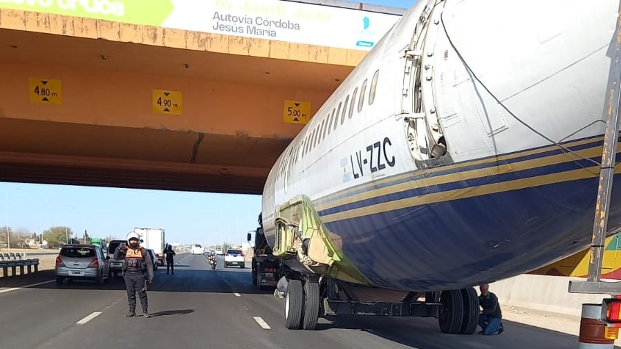 Insólito: se atascó un avión en un puente de Córdoba | Córdoba