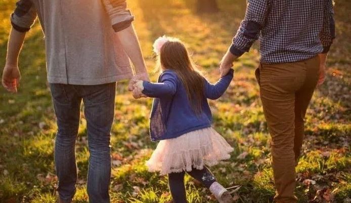 Reconocen triple filiación de niña de 3 años, la persona de menor edad del país con dos padres | Actualidad