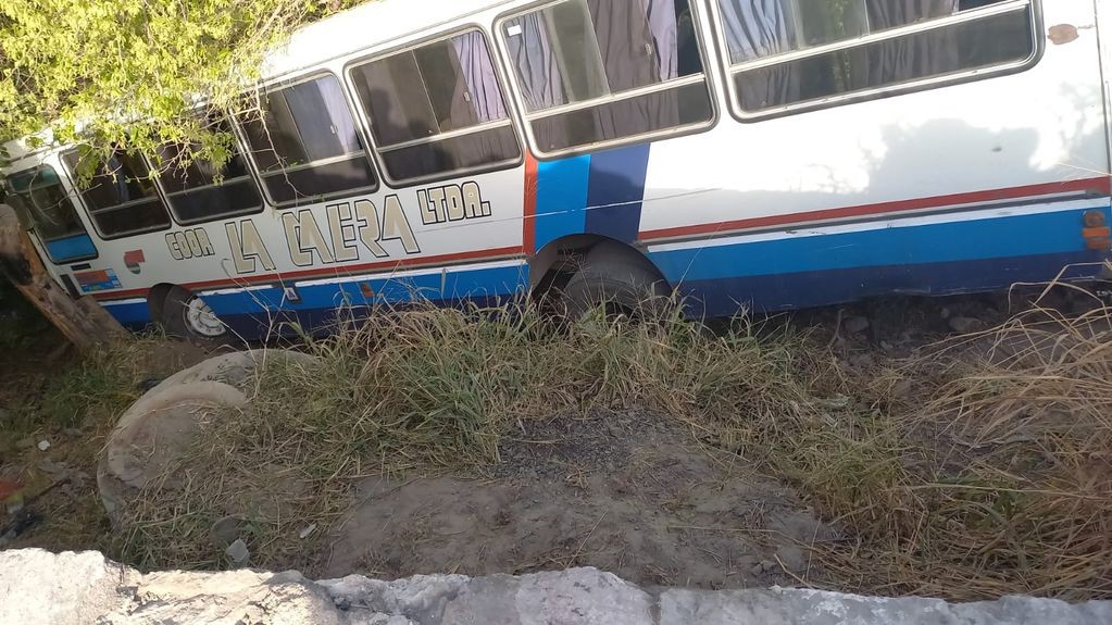 Un colectivo cayó a un barranco en La Calera y pasajeros terminaron en el hospital | Córdoba