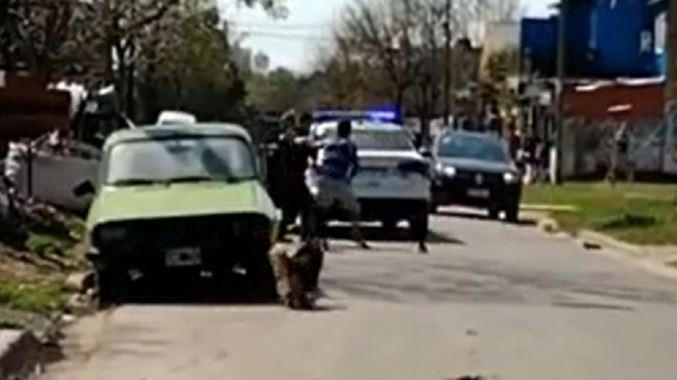 Video: Un joven se negó a ser detenido, peleó con dos policías y recibió un disparo en la cabeza | Actualidad