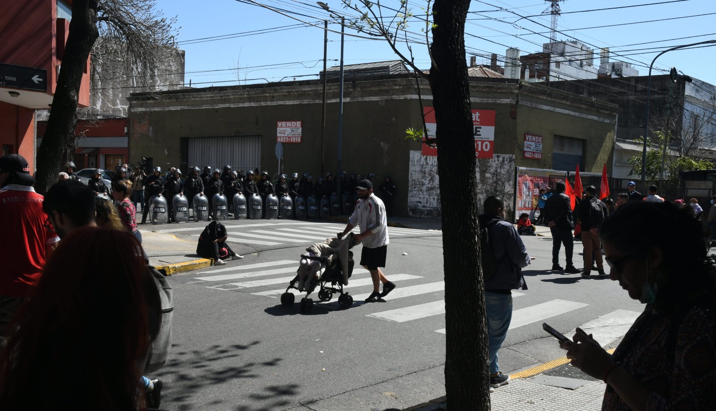 Unas 70 familias resisten una orden de desalojo en un inmueble de Constitución | Actualidad