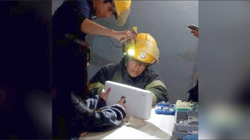 Se le trabó el dedo cuando quiso tirar la cadena y fue auxiliada por bomberos | Actualidad