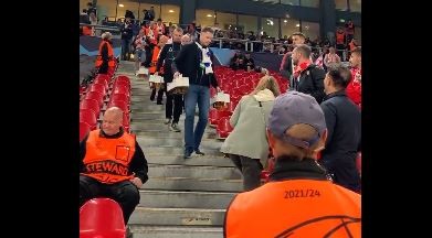 Video: Copenhagen les regaló cerveza a los fans del Sevilla | Deportes