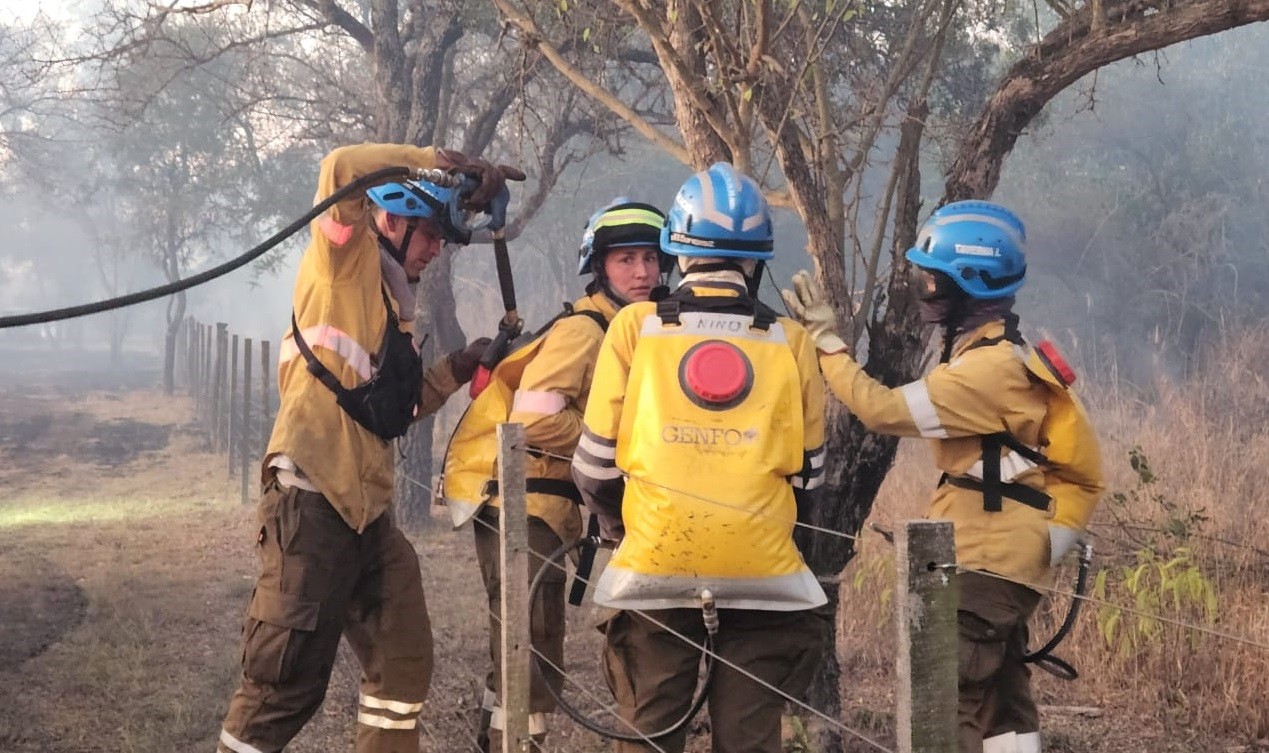 Bomberos trabajan para apagar las llamas en la Cuesta de San Luis | Córdoba