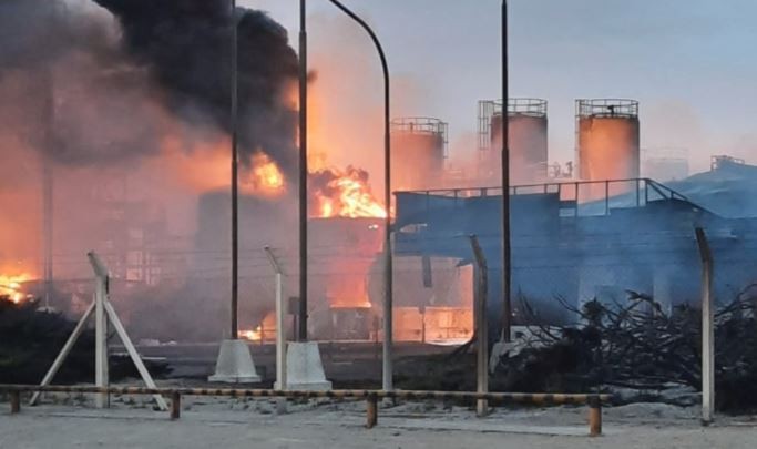 Explosión en una refinería de Plaza Huincul: tres muertos y operarios desaparecidos | Actualidad
