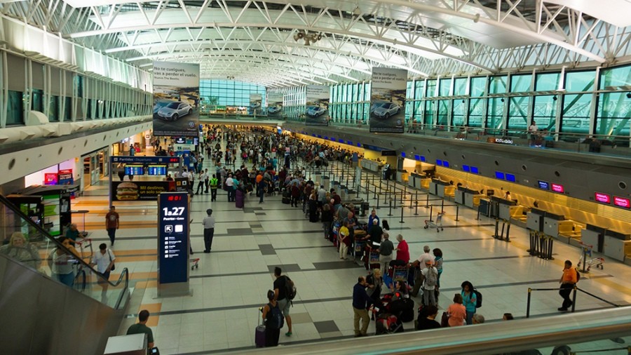 Detuvieron a tres empleados aeroportuarios por robar pertenencias de pasajeros | Actualidad