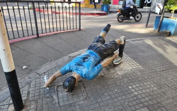 Una estatua de Luis Suárez fue destruida por hinchas de Peñarol | Deportes