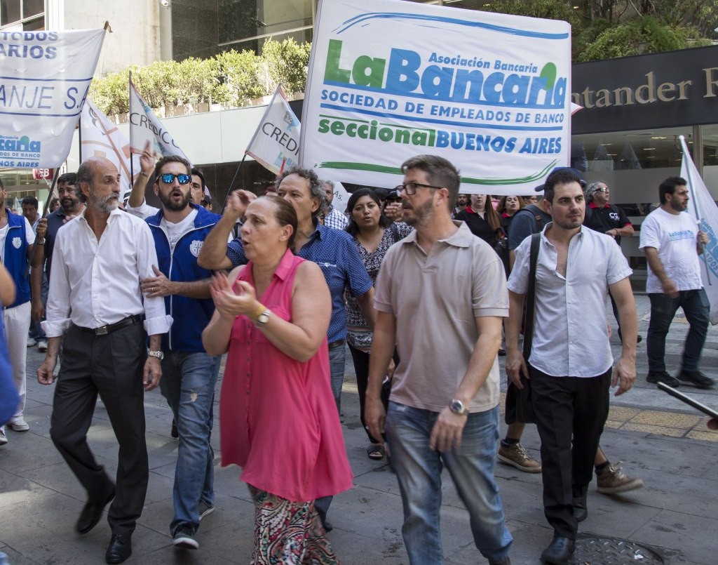 Empleados bancarios cierran paritarias con aumento del 94,1% anual | Política y economía