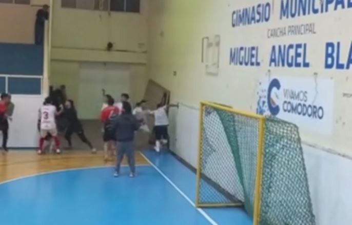 Comodoro Rivadavia: tiros, botellazos y trompadas durante un partido de futsal | Actualidad