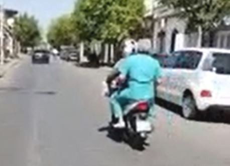 Insólito: una ambulancia se olvidó al médico en la calle y un motoquero lo llevó al hospital | Actualidad