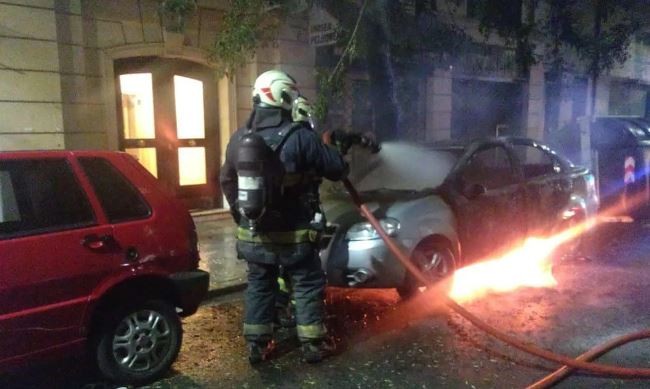 Hallan a un hombre calcinado dentro de un auto incendiado en Balvanera | Actualidad